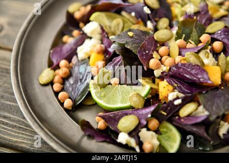 Mit leckeren Salat auf Tischplatte, Nahaufnahme Stockfoto