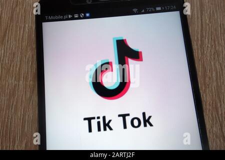 Das Tik Tok Logo wird auf einem modernen Smartphone angezeigt Stockfoto