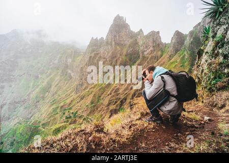 Insel Santo Antao, Kap Verde. Wandern im Freien. Reisender fotografieren Berggipfel im surrealen Xo Xo Tal Stockfoto