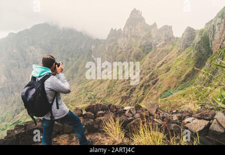 Insel Santo Antao, Kap Verde. Reisender fotografieren Berggipfel im surrealen Xo Xo Tal. Wandern im Freien Stockfoto