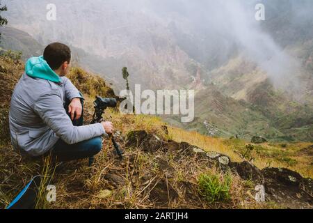 Insel Santo Antao, Kap Verde. Wandern im Freien in ribeira da torre. Männliche Reisende fotografieren surreales Xo Xo Tal. Stockfoto