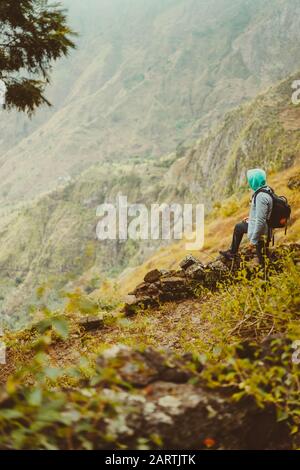 Insel Santo Antao, Kap Verde. Reisender wandern auf dem Weg in Ribeira da Torre. Bergrücken und Schlucht auf dem gepflasterten Weg zum Xo-Xo-Tal. Stockfoto