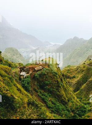 Santo Antao Kap Cabo Verde. Abgelegenes Dorf auf dem Berggipfel auf dem Wanderweg in Ribeira de Janela. Stockfoto