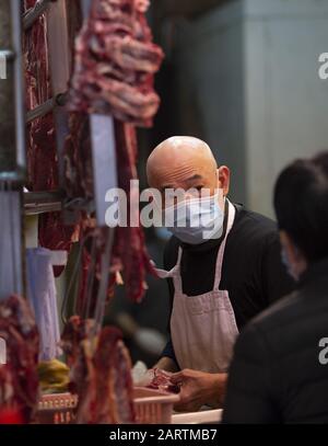 29. Januar 2020, Hongkong, Hongkong SAR, China: Ein Marktarbeiter trägt eine chirurgische Maske, wie er geschäftlich tätig ist. Die Angst vor dem Coronavirus aus Wuhan China zeigt sich auf den Straßen Hongkongs. Die Märkte in North Point sind immer noch voll. (Bild: © Jayne Russell/ZUMA Wire) Stockfoto