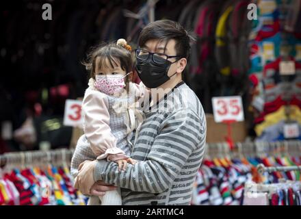 29. Januar 2020, Hongkong, Hongkong SAR, China: Vater und Kind tragen Masken. Die Angst vor dem Coronavirus aus Wuhan China zeigt sich auf den Straßen Hongkongs. Die Märkte in North Point sind immer noch voll. Vater und Tochter tragen chirurgische Masken (Bild: © Jayne Russell/ZUMA Draht) Stockfoto