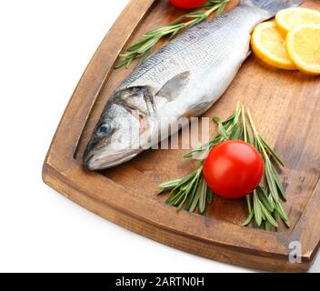 Bord mit frischem Seevoss, Zitrone, Rosmarin und Tomate auf weißem Hintergrund Stockfoto