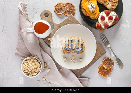 Leckere süße Sandwiches mit Honig auf dem Tisch Stockfoto
