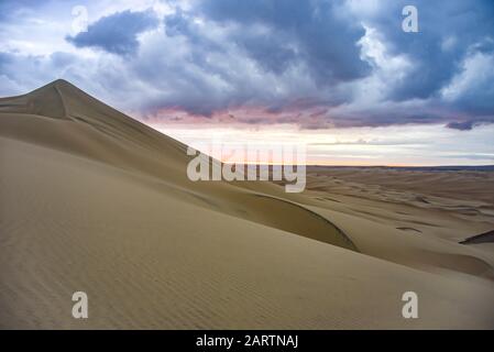 Landschaften und Sanddünen in der Wüste von Nazca. Ica, Peru. Stockfoto