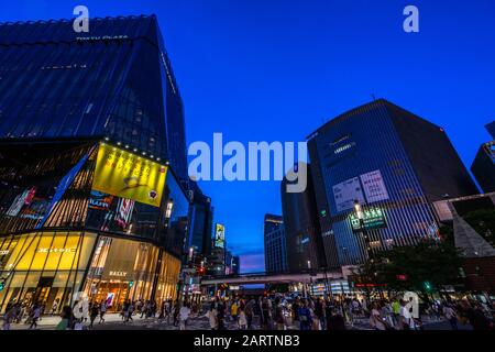 Blick auf die Kreuzung mit Sukiyabashi in Ginza, Tokios berühmtestes Einkaufs-, Speise- und Unterhaltungsviertel. Tokio, Japan, August 2019 Stockfoto