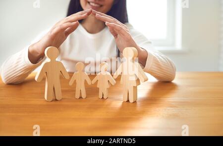 Haus der Familie Versicherung Hypothek Miete Baukredit Konzept. Stockfoto