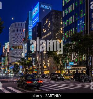 Tokio, Ginza, Japan, August 2019 - Nachtansicht von Luxusgeschäften von Weltklasse-Modemarken im Herzen des Viertels Ginza. Stockfoto