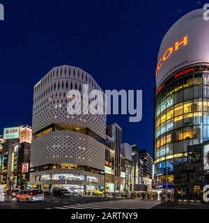 Tokio, Japan, August 2019 - Nachtansicht der Ginza-Kreuzung, eines der luxuriösesten Einkaufsviertel der Welt Stockfoto