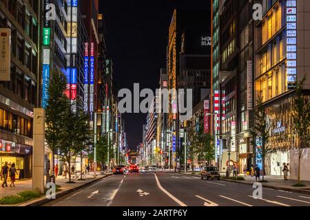 Blick auf eine der Haupteinkaufsstraßen von Ginza, dem berühmten Einkaufsviertel Tokios, mit vielen Kaufhaus- und Luxusboutiquen Stockfoto