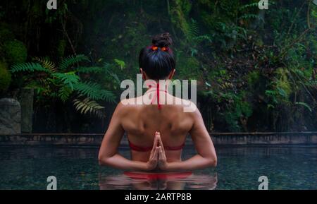 Umgekehrte Gebetspose, Namaste Yoga-Position, Paschchima Namaskarasana oder Viparita Namaskarasana oder Penguin Posieren Stockfoto
