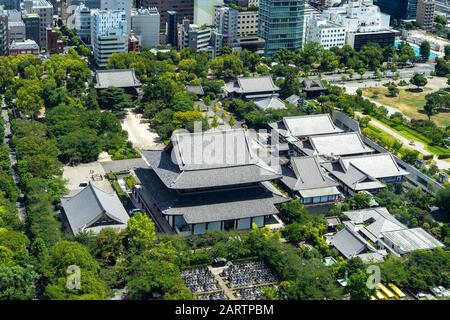 Luftansicht des Zojoji-Tempels vom Tokioter Tower-Observatorium aus. Tokio, Japan, August 2019 Stockfoto