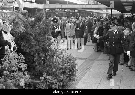 Staatsbesuch Schwedisch Kon. Ein Paar in die Niederlande; Besuch in Lelystad. Königin Silvia während der Pressekonferenz zum Einkaufszentrum Square Datum: 26. Oktober 1976 Ort: Lelystad Schlüsselwörter: Königliche Paare, Pressekonferenzen, Staatsbesuche, Einkaufszentren persönlicher Name: Sylvia, Königin von Schweden Stockfoto