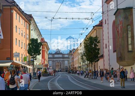 Innsbruck, Österreich - 19. August 2019: Straßenbahngleise in der Innenstadt von Innsbruck, Österreich, an einem sonnigen Sommertag. Stockfoto