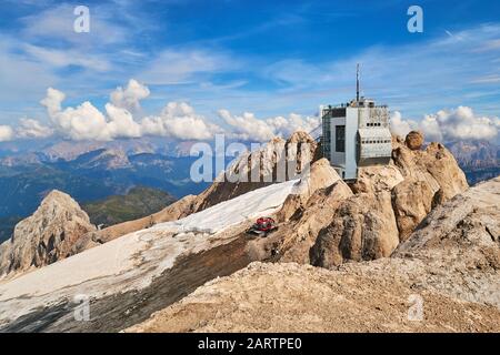 Gipfel des Marmolada-Gletschers im Sommer, wobei die letzte obere Schneeschicht fast geschmolzen ist, einige davon mit weißen Blechen bedeckt, um sie vor zu schützen Stockfoto