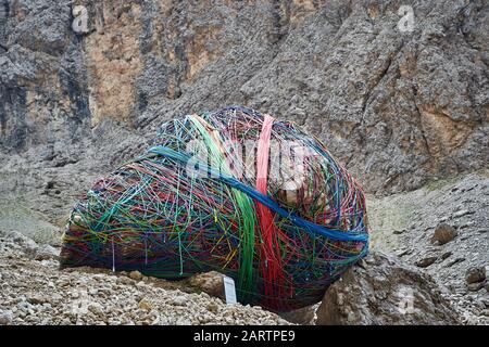 Sassolungo, Italien - 24. August 2019: Um einen Felsen gefesselte Seile, ein Kulturprojekt namens Sasmujel, das Hubert Kostner am 27. Juli 2019 als Promis anfertigte Stockfoto