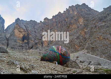 Sassolungo, Italien - 24. August 2019: Um einen Felsen gefesselte Seile, ein Kulturprojekt namens Sasmujel, das Hubert Kostner am 27. Juli 2019 als Promis anfertigte Stockfoto