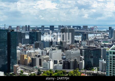 Das Stadtbild Tokios vom Tokyo Tower aus gesehen. Im Hintergrund sind Rainbow Bridge, Odaiba und Tokyo Bay zu sehen. Tokio, Japan, August 2019 Stockfoto