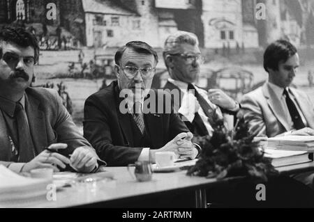 Staatssekretär King (Finance) (l) und Staatssekretär Van Amelsfoort (Interior) während einer Pressekonferenz zum Financial Relations Act Datum: 22. Dezember 1982 Ort: Den Haag, Zuid-Holland Schlüsselwörter: Regierungsfinanzierung, Pressekonferenzen, Staatssekretäre, Gesetzgebung Personenname: Koning, Henk, Staatssekretär von Amelsfoort Stockfoto