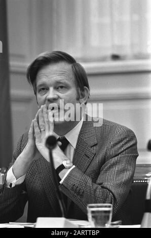 Das Haus beschäftigt sich mit dem Budget des Transport- und Wasserwirtschaftsministers Van Hulten Datum: 20. Februar 1974 Ort: Den Haag, Südholland Schlüsselwörter: Parlamentsdebatten, Porträts, Staatssekretäre persönlicher Name: Hulten, Michel van Stockfoto