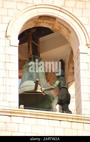 Kirchturmglocke auf einem Kirchturm in der Altstadt von Dubrovnik in Kroatien Stockfoto