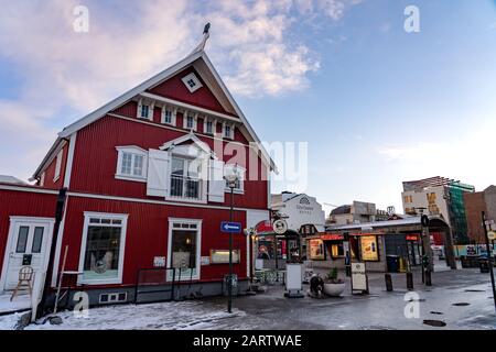 Reykjavik, Island - 01.19.2020: Suta svinid gastro Pub Reykjavik Street View mit typisch nordischem roten Haus Stockfoto