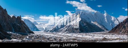 Panoramablick auf den oberen Baltoro-Gletscher mit Vigne Peak in der Mitte und Chogolisa Peak, Snow Peak, Baltoro Kangri im Hintergrund, von Concordia, Pak Stockfoto