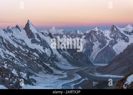 Nahansicht der Laila Peak Range und des Kuispang Camp vor Sonnenaufgang auf der Spitze von Gondogoro La, Pakistan Stockfoto