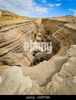 Blick hinunter in den Canyon de los Perdidos, eine atemberaubende Naturformation in der Wüste von Nazca, Peru. Stockfoto