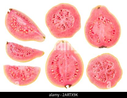 Isolierte Guava-Kollektion. Stücke gelber Guava-Früchte mit rosafarbenem Fleisch verschiedener Formen isoliert auf weißem Hintergrund mit Beschneidungspfad Stockfoto