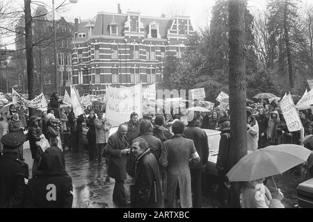 Markante Frauen aus Winschoten demonstrieren in Amsterdam für gleiche Bezahlung Männer und Frauen Datum: 2. april 1973 Ort: Amsterdam, Noord-Holland Schlüsselwörter: Demonstrationen Stockfoto