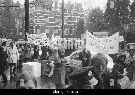 Markante Frauen aus Winschoten demonstrieren in Amsterdam für gleiche Bezahlung Männer und Frauen Datum: 2. april 1973 Ort: Amsterdam, Noord-Holland Schlüsselwörter: Demonstrationen Stockfoto