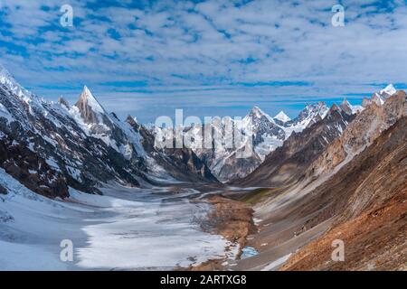 Blick auf die Laila Peak Range auf dem Weg zum Khuspang Camp, Pakistan Stockfoto