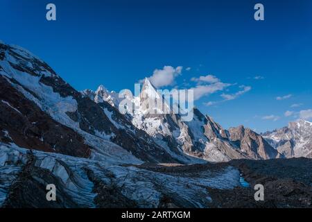 Laila Peak vom Gondogoro-Gletscher in der Nähe von Khuspang Camp, Pakistan Stockfoto