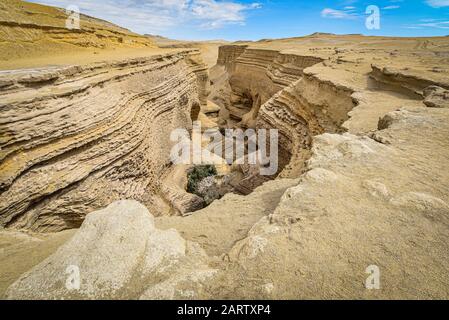 Blick hinunter in den Canyon de los Perdidos, eine atemberaubende Naturformation in der Wüste von Nazca, Peru. Stockfoto