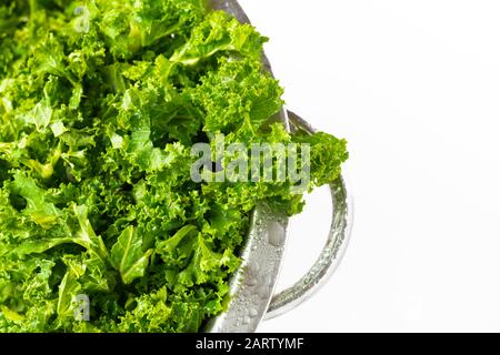 Frisch gewaschene grüne organische Kale mit Wassertropfen isoliert auf weißem Hintergrund Stockfoto