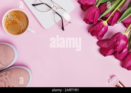 Modisches feminines Accessoire im Pastell-Hintergrund. Stockfoto