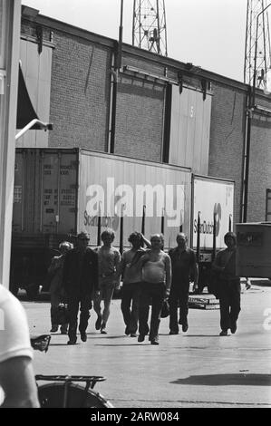 Streik im Hafen von Amsterdam, Mitarbeiter verlassen das Unternehmen Datum: 1. Juli 1976 Schlüsselwörter: Streiks, Häfen Stockfoto