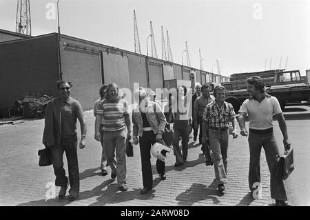 Streik im Hafen von Amsterdam, Mitarbeiter verlassen das Unternehmen Datum: 1. Juli 1976 Schlüsselwörter: Streiks, Häfen Stockfoto