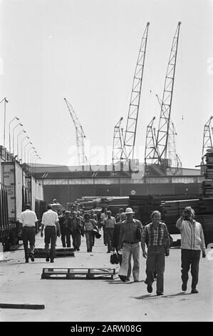 Streik im Hafen von Amsterdam, Mitarbeiter verlassen das Unternehmen Datum: 1. Juli 1976 Schlüsselwörter: Streiks, Häfen Stockfoto