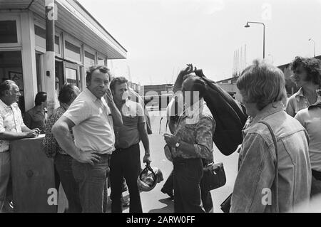 Streik im Hafen von Amsterdam, Mitarbeiter verlassen das Unternehmen Datum: 1. Juli 1976 Schlüsselwörter: Streiks, Häfen Stockfoto