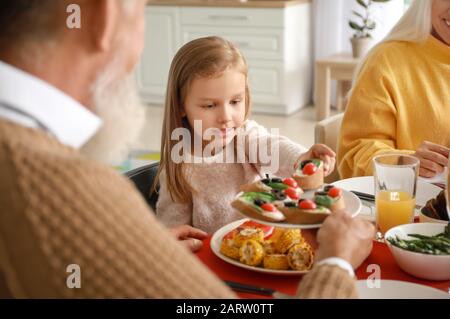 Große Familie, die zu Hause zu Abend gegessen hat Stockfoto
