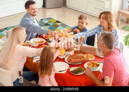 Große Familienbrille beim festlichen Abendessen zu Hause Stockfoto