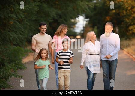 Große Familie, die im Park spazieren geht Stockfoto