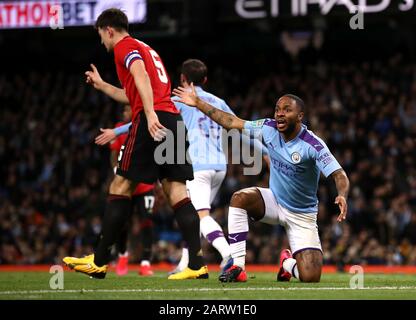 Raheem Sterling (rechts) von Manchester City fordert einen Elfmeter, der während des Carabao-Cup-Halbfinales, des zweiten Beinspiels im Etihad Stadium, Manchester, nicht gegeben wird. Stockfoto