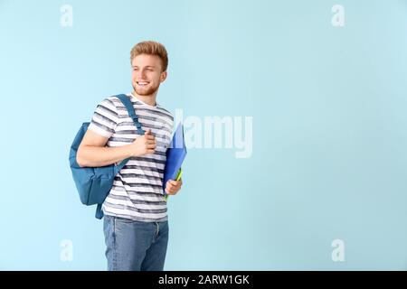 Porträt des männlichen Studenten auf Farbhintergrund Stockfoto