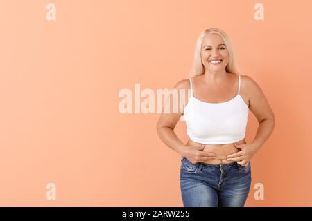 Portrait von fälligen Körper positive Frau auf farbigen Hintergrund Stockfoto
